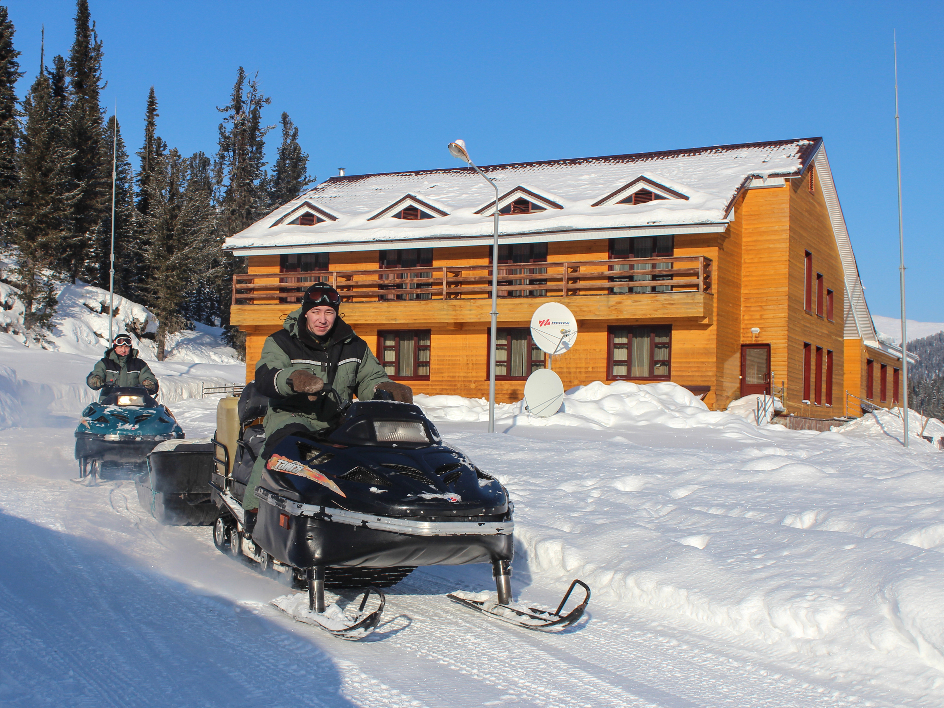 Инспектора на фоне визит-центра парка