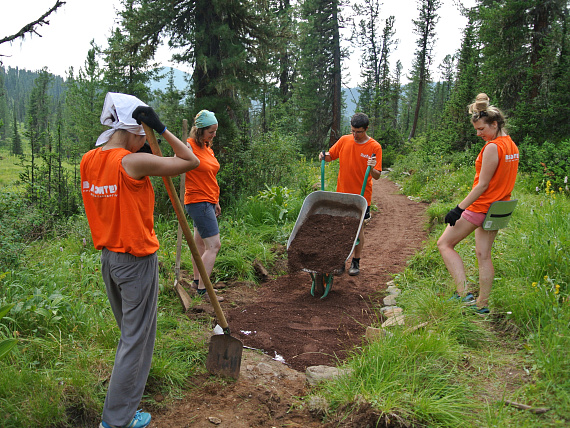 Отсыпка экотропы волонтёрами