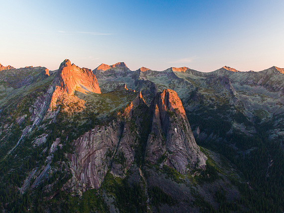 Вид на скалы Тугодум и Верблюд